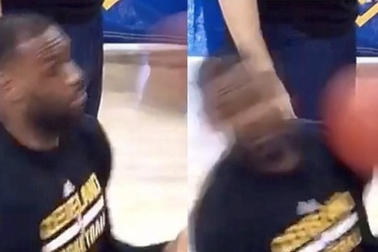 Užfiksuotas kuriozas: LeBronui Jamesui į veidą įskrieja kamuolys