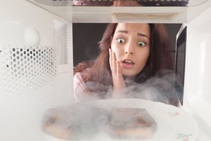 Ar tikrai žinote, ko negalima dėti į mikrobangų krosnelę?