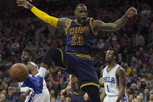 NBA: efektingas Kristapas Porzingis ir skrajonantis L. Jamesas