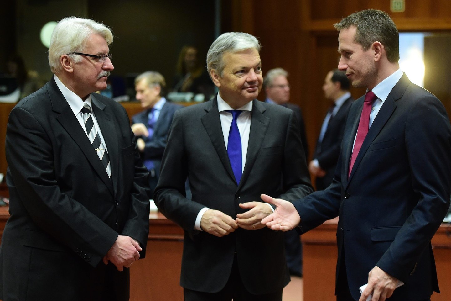 Lenkijos URM vadovas Witoldas Waszczykowskis (nuotr. kairėje) iškvietė Vokietijos ambasadorių Varšuvoje Rolfą Nikelį į ministeriją „dėl Vokietijos politikų antilenkiškų pareiškimų“.