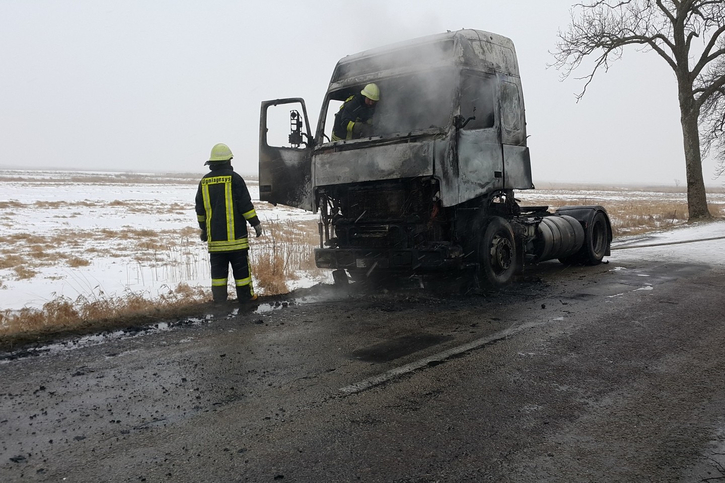 Šilutės rajone užsiliepsnojo važiuojantis vilkikas, jis sudegė.