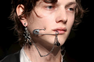 „Alexander McQueen“ vyrus papuošė kraupiais aksesuarais