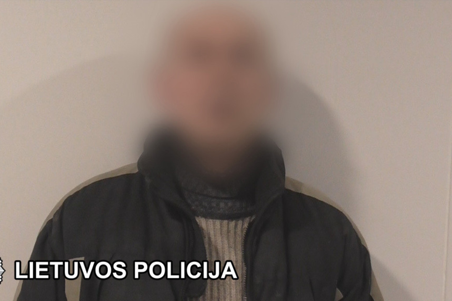 Kruviną peilį į pareigūnus metęs vyras pasakė nužudymo motyvus.