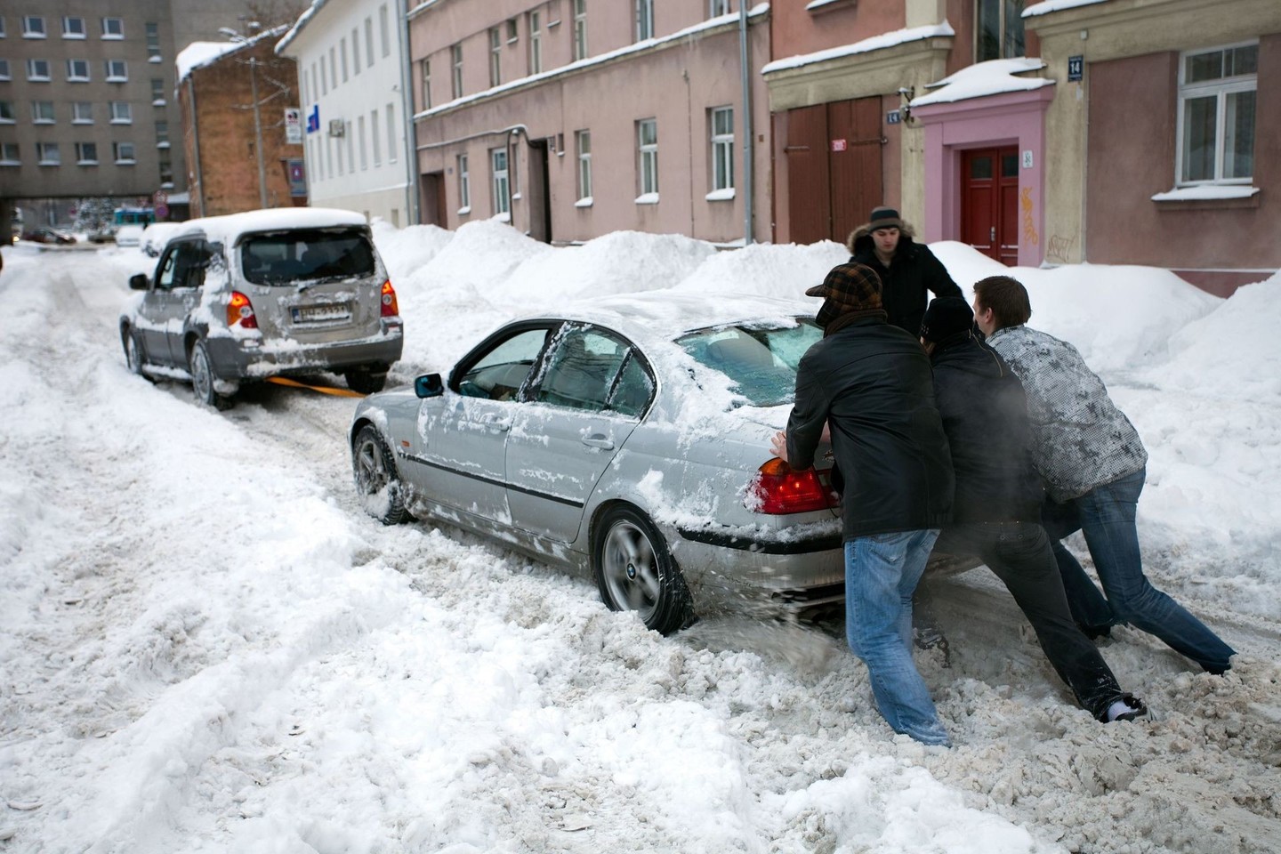 Antradienio naktį daug kur krituliai, daugiausia sniegas. Naktį pietrytiniuose, dieną rytiniuose rajonuose snigs smarkiai.