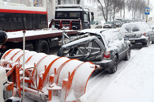 Kaune sniego valymo mašina sumaitojo lengvąjį automobilį
