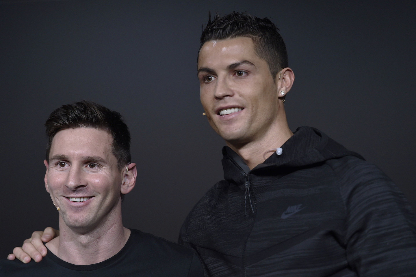 Lionelis Messi ir Cristiano Ronaldo laukia sprendimo, kas taps Metų futbolininku.<br>AP nuotr.