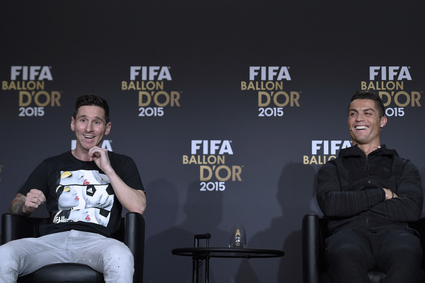 Lionelis Messi ir Cristiano Ronaldo laukia sprendimo, kas taps Metų futbolininku.<br>AP nuotr.