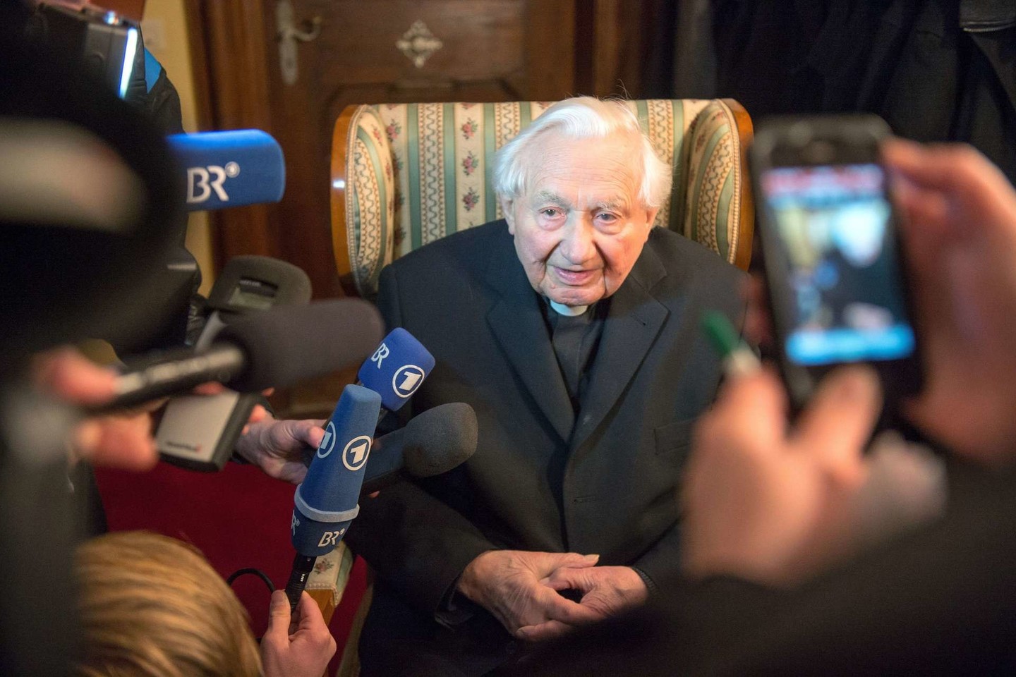 „Apie vaikų tvirkinimus nesu nieko girdėjęs“, – teigė 91-erių G.Ratzingeris.<br>„AFP“/“Scanpix“ nuotr.