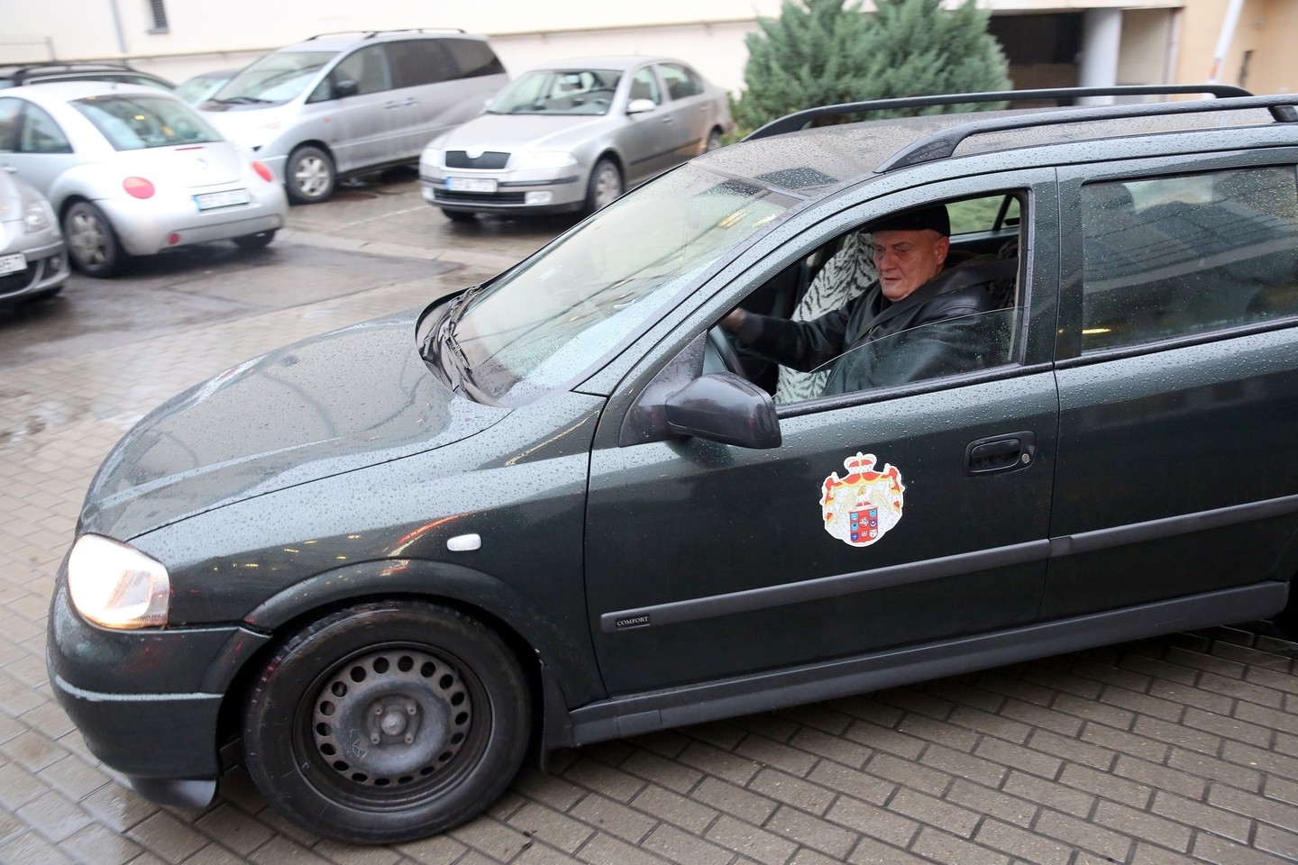 S.Buivydas jau metus vairuoja taksi su herbais, skelbiančiais keleiviams apie jo karališką kilmę.<br>R.Danisevičiaus nuotr.