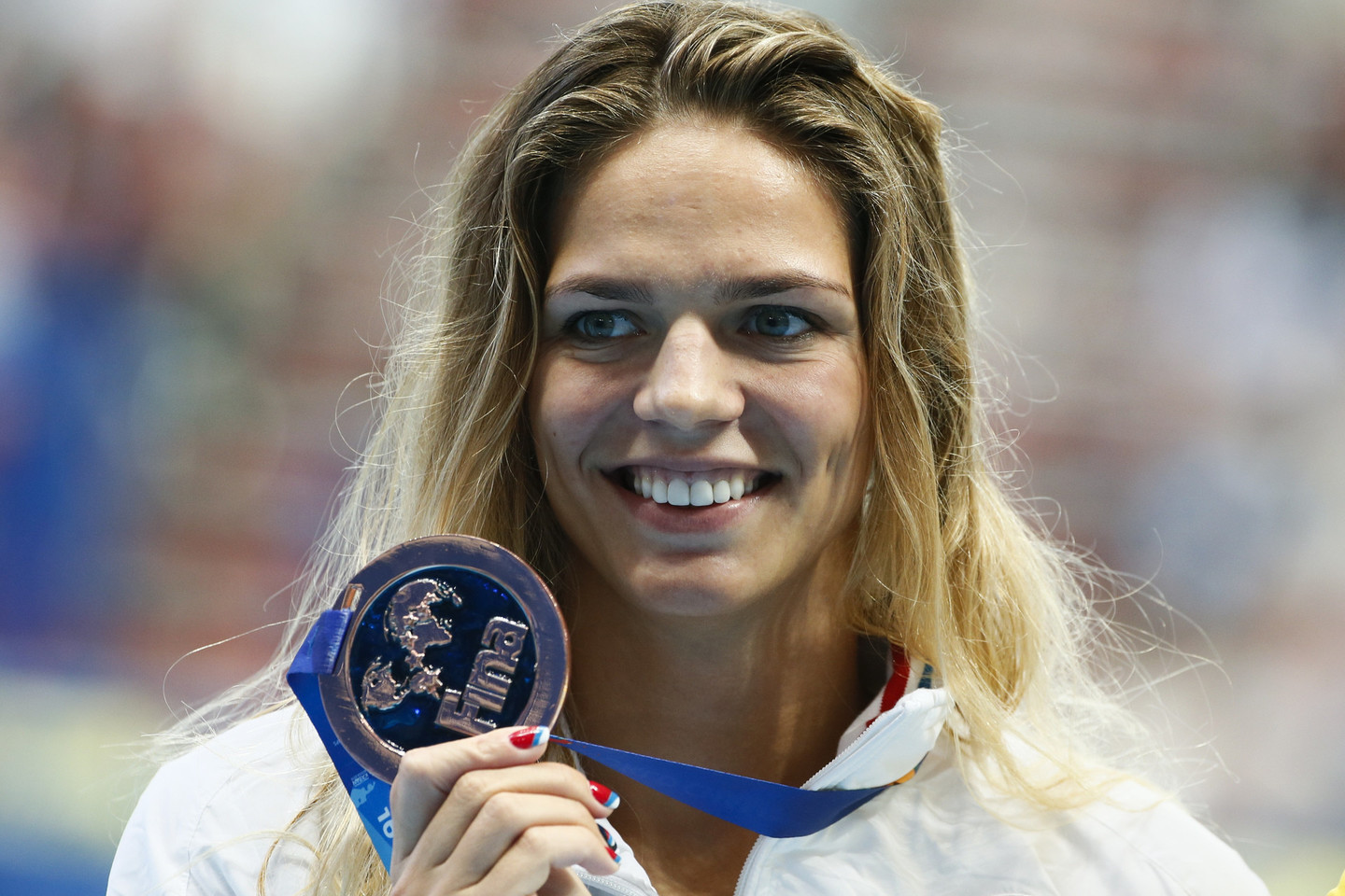 J.Jefimova džiaugiasi 50 m plaukimo krūtine varžybų bronzos medaliu. Ji aplenkė R.Meilutytę, kuri liko ketvirta.<br>Reuters/Scanpix nuotr.