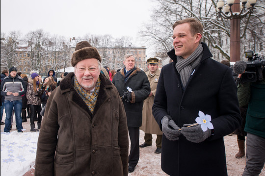 Aikštę gėlėmis puošė Vytautas Landsbergis su savo anūku Gabrieliumi.<br>J.Stacevičiaus nuotr.