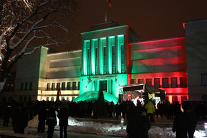 Kaune istorinis pastatas nušvito trispalve