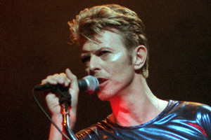 Gerbėjams gedint, aiškėja naujos detalės apie D. Bowie mirtį