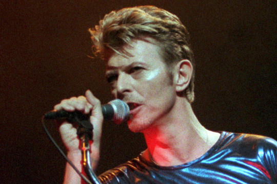 Gerbėjams gedint, aiškėja naujos detalės apie D. Bowie mirtį