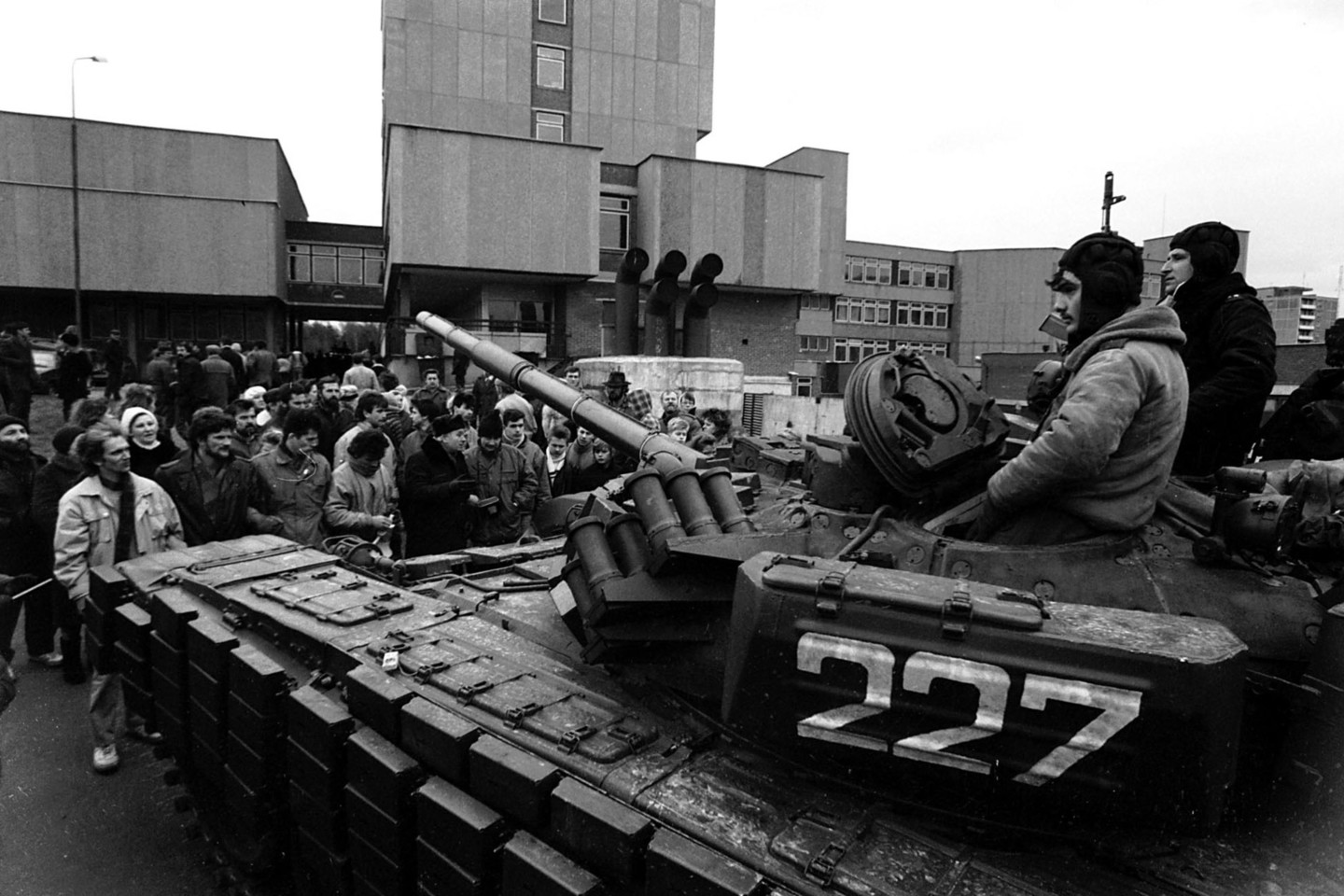 Beginklė minia susirėmė su sovietų tankais.<br>P.Lileikio nuotr. iš archyvo