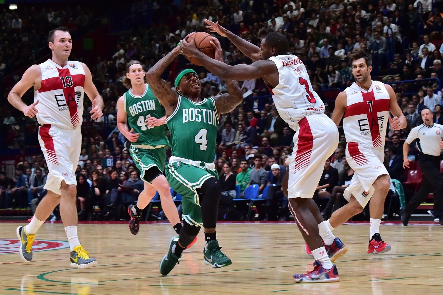 „Emporio Armani“ žaidė Eurolygoje, prieš sezoną žaidė su NBA klubu, tačiau dabar tenka grumtis Europos taurėje.