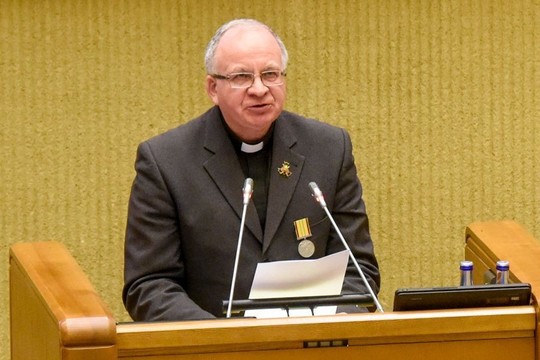 Seime skambėjo kunigo priekaištai dėl sugadintos Sausio 13-osios