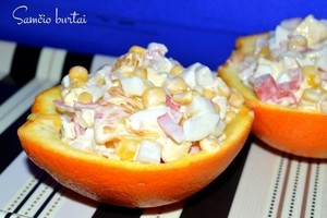 Apelsinų ir krabų lazdelių salotos: visi prašė pakartoti