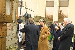 Parlamento barikados statytos iš gimdymo namams skirtų blokų