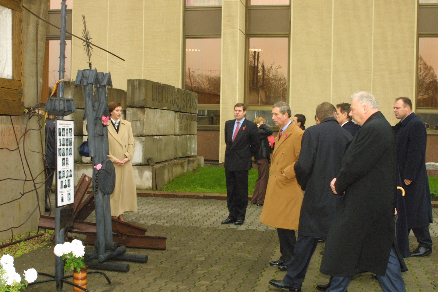 2001 m. Didžiosios Britanijos sosto įpėdinis Velso princas Charlesas aplanko Sausio-13 memorialą prie Seimo rūmų.<br>P.Lileikio nuotr. iš archyvo.