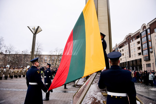 Iškilmės Nepriklausomybės aikštėje, prie Seimo.<br>J.Stacevičiaus nuotr.