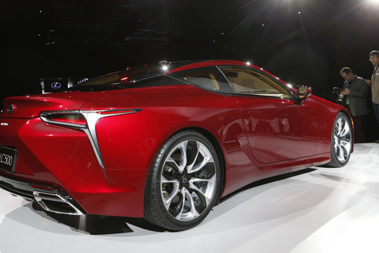 „Lexus“ sukūrė galingiausią kupė su net 10 laipsnių pavarų dėže