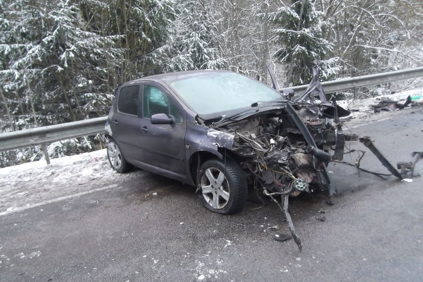 Prienų r. po automobilio smūgio į vilkiką į ligoninę išvežta mergina.