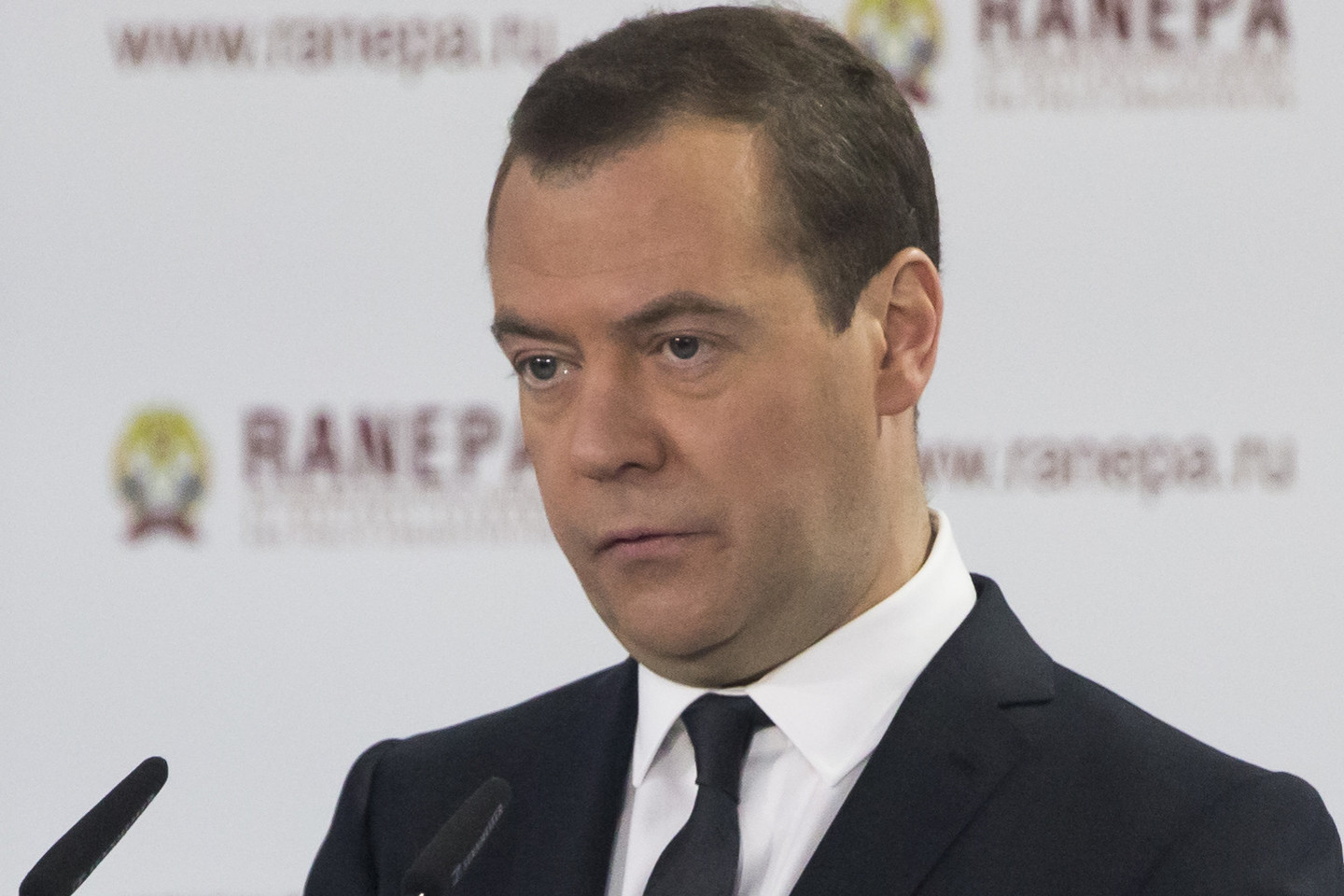 Pasak Rusijos premjero D.Medvedevo, šalis turi būti pasirengusi „blogiausiam“ ekonominiam scenarijui.<br>AP nuotr.
