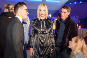 Seksualiai pasipuošusią Mią užkulisiuose saugojo mylimasis