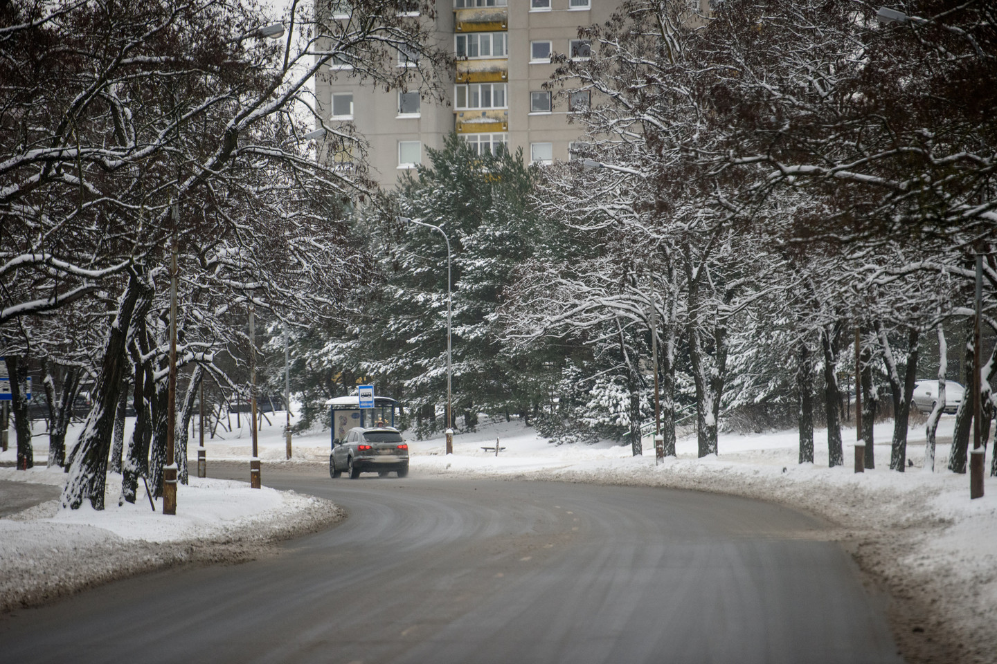 Visoje Lietuvoje eismo sąlygas sunkina snygis, pustymas.
