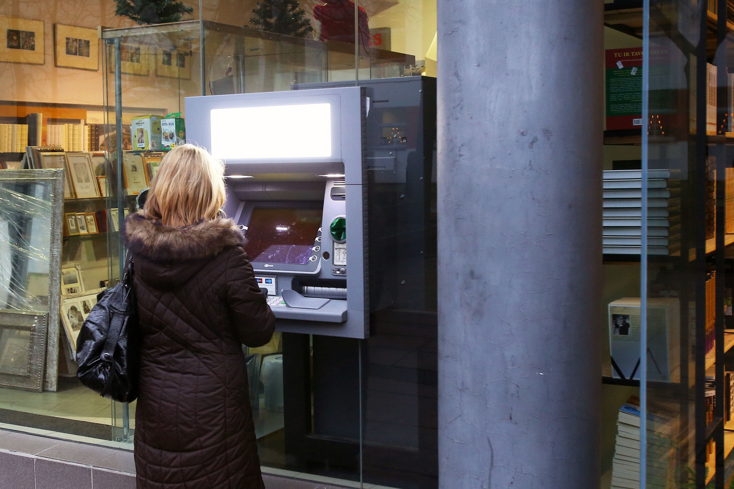 Šiauliuose moteris bankomate paliko 400 eurų.