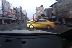 Vaikinas „pažadino žvėriuką“ – pamatykite, kuo tai baigėsi