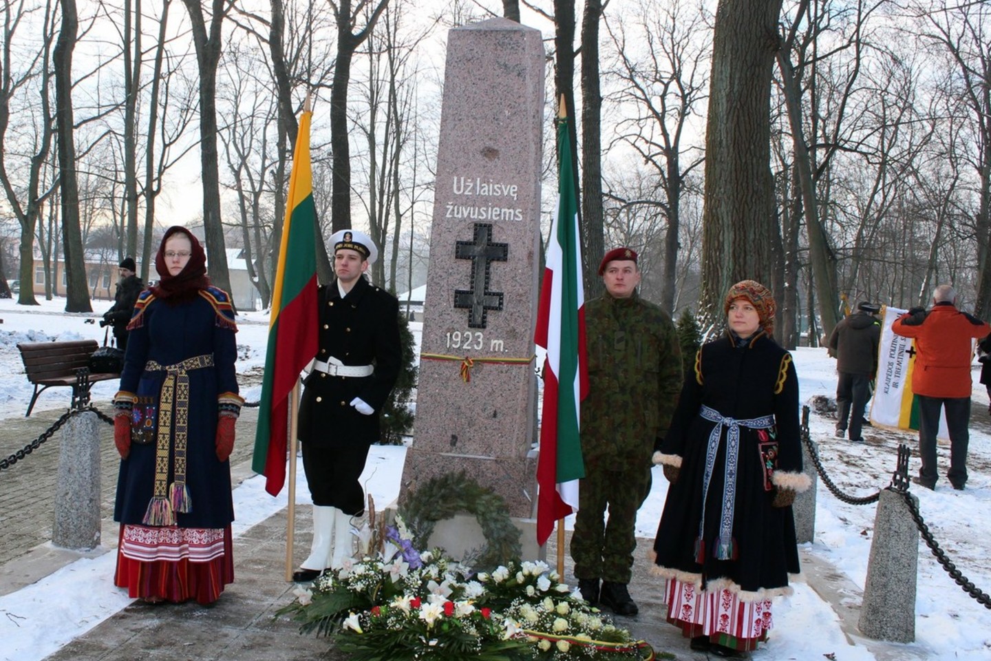 Prie paminklo žuvusiems Klaipėdos sukilimo dalyviams.