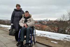 Sūnaus galva, mamos rankos