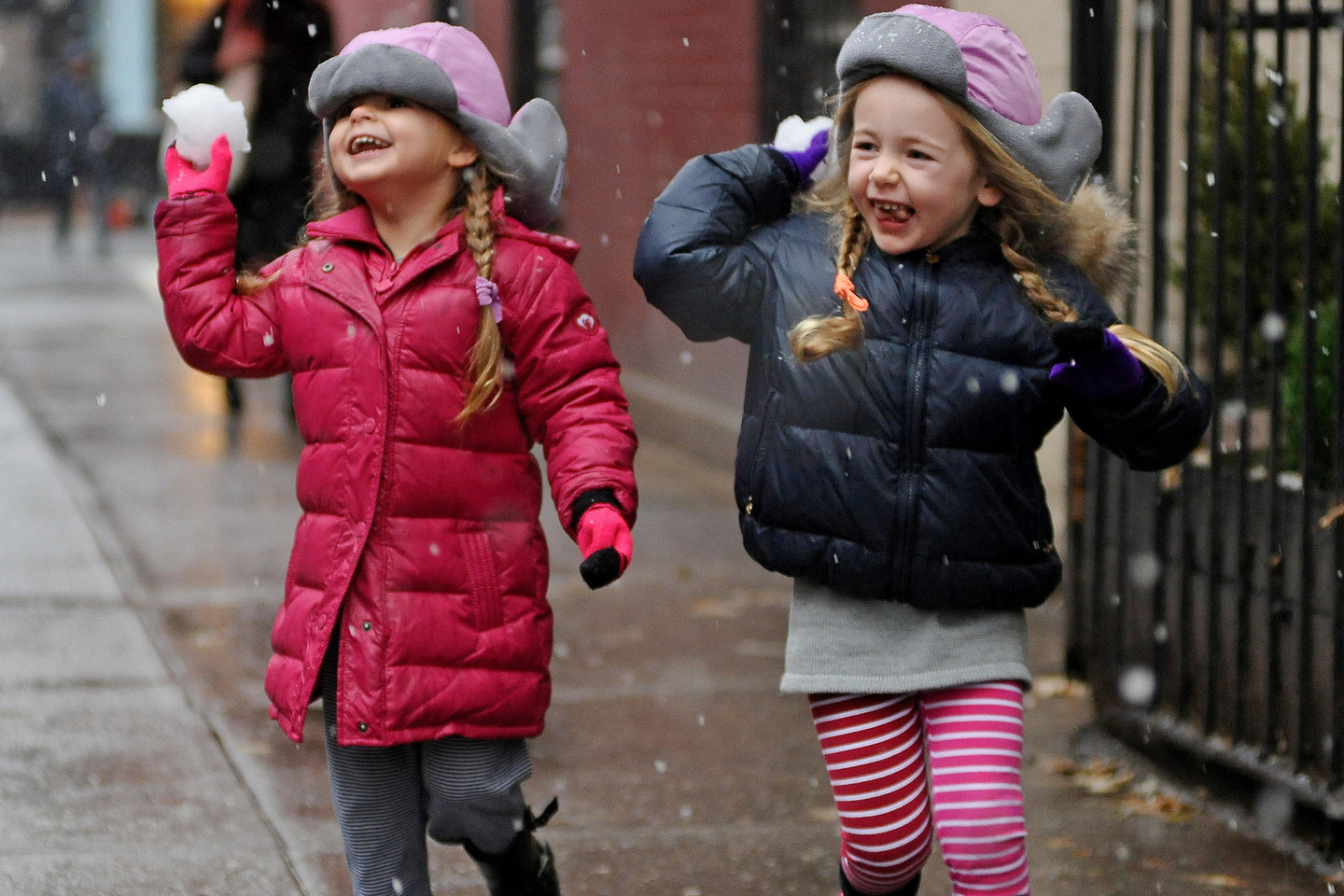 Sarahos Jessicos Parker dvynės Marion ir Tabitha šėlioja besimėtydamos sniego gniūžtėmis.<br>ViDA Press nuotr.