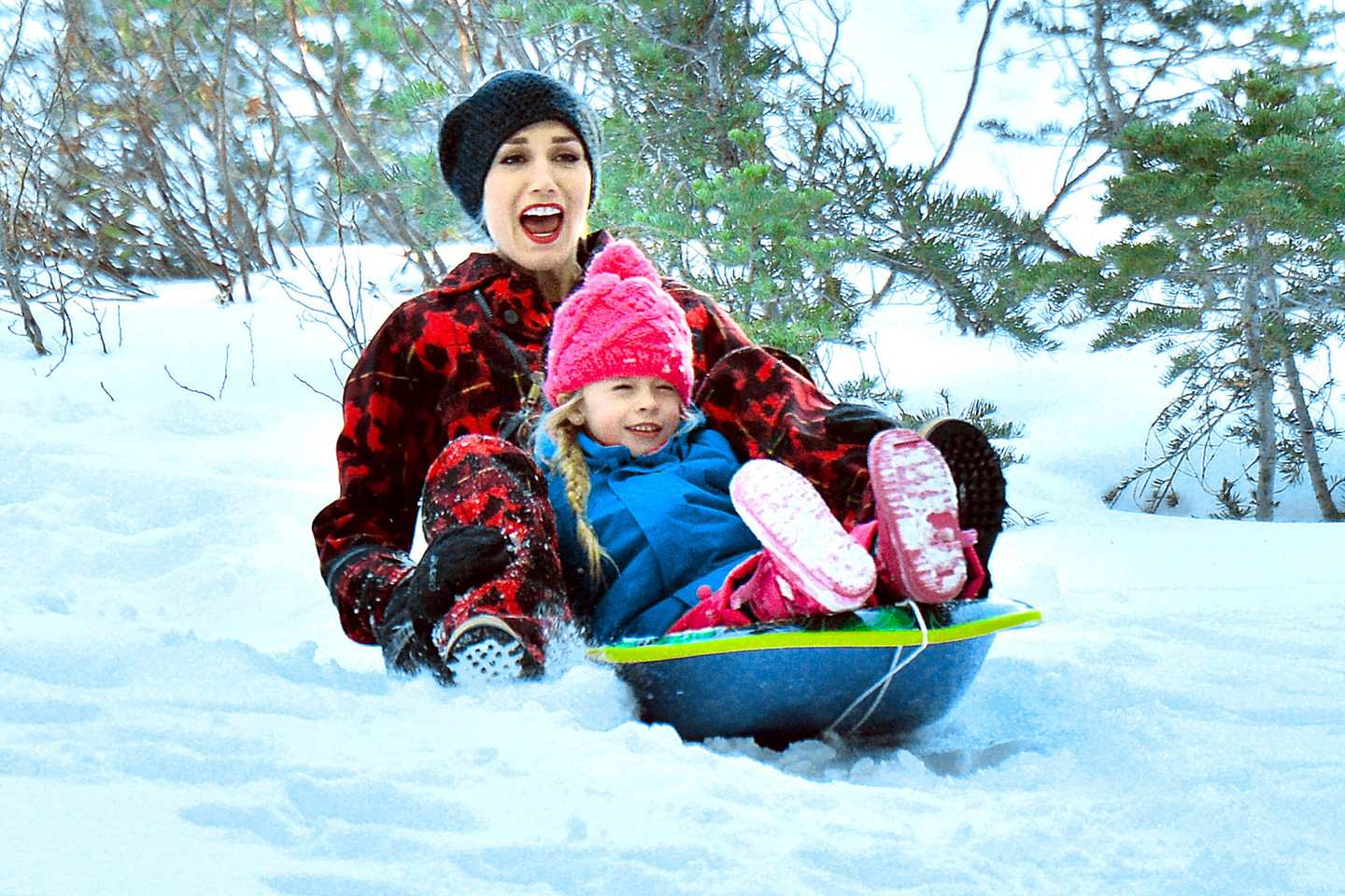 Gwen Stefani visuomet su vaikais traukia pasimėtyti sniego gniūžtėmis ar nuo kalno nusileisti rogutėmis.<br>ViDA Press nuotr.