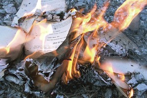 Propagandos paveikti rusai degina knygas iš Vakarų