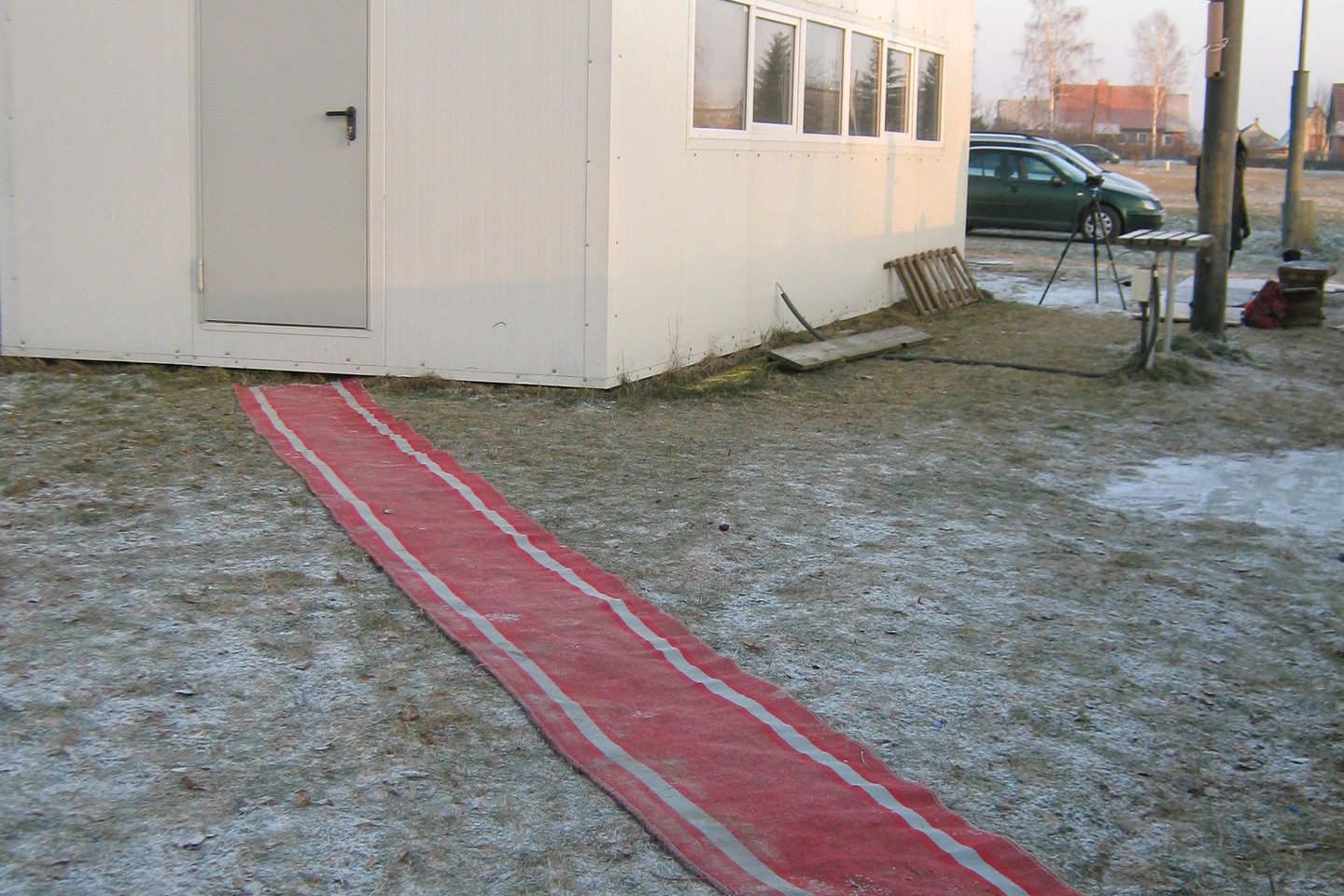 Prie čiuožyklos Balsupiuose patiestas raudonas kilimas veda į persirengimo namelį.<br>L.Juodzevičienės nuotr.