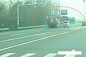 Nufilmavo, kaip vairuotoją lygioje vietoje pražudė jo krovinys