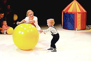 Net dar nekalbantys vaikai suvokia tai, ką mato scenoje