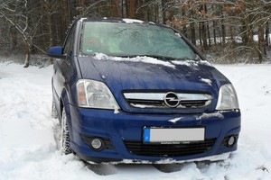 Užšalus degalams automobilį taisęs vaikinas gailisi vieno dalyko