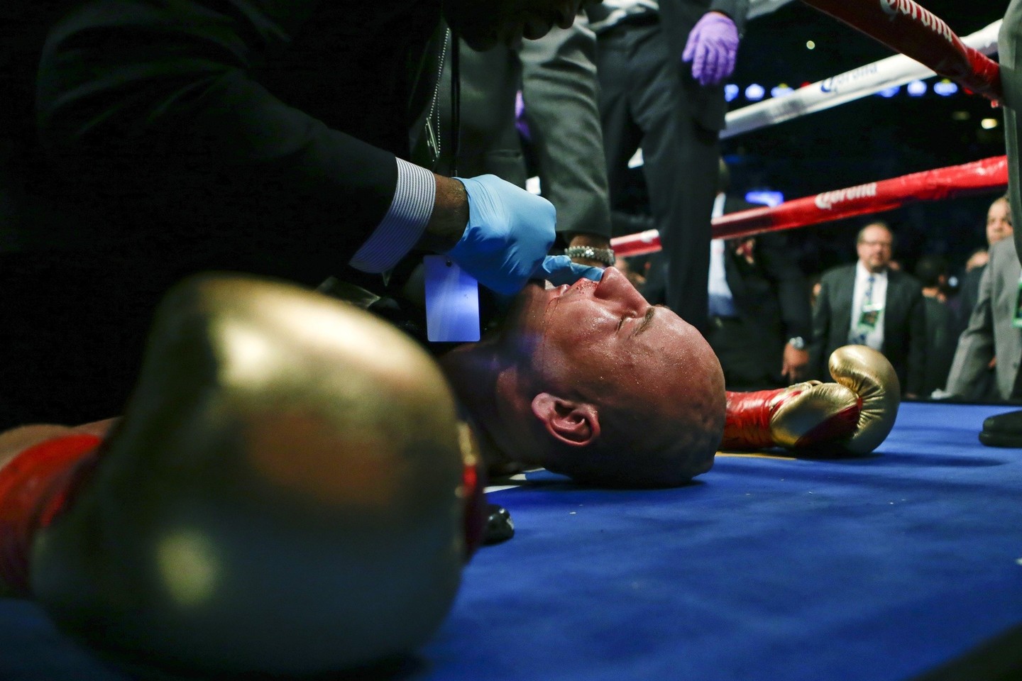 Kovoje dėl WBC čempiono titulo D.Wilderis nokautavo A.Szpilką.<br>AP nuotr.