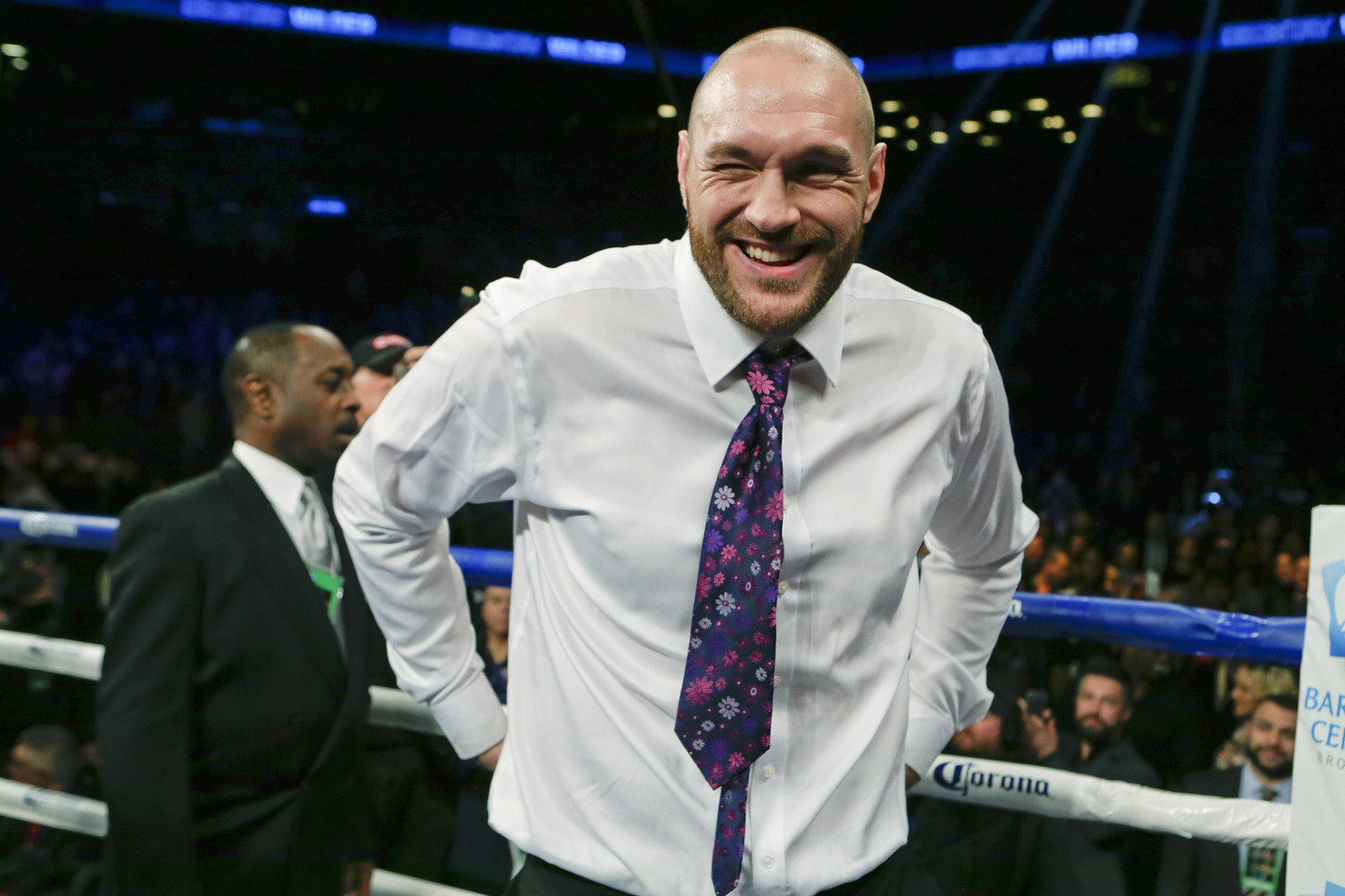 Kovoje dėl WBC čempiono titulo D.Wilderis nokautavo A.Szpilką. Po dvikovos į ringą užkopė T.Fury.<br>AP nuotr.
