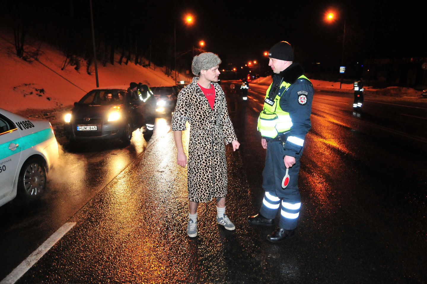 Vien chalatu apsigobęs jaunuolis sakė važiavęs valgyti.