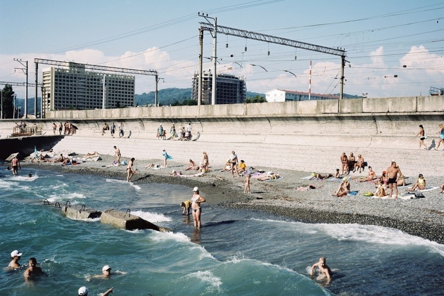 Olandų kūrėjai – fotografas Robas Hornstra ir publicistas Arnoldas van Bruggenas – lietuviams pristato savo projektą „Sočio projektas“, kuris laikomas chrestomatiniu lėtosios fotožurnalistikos pavyzdžiu.<br>© Rob Hornstra / The Sochi Project. From: An Atlas of War and Tourism in the Caucasus (Aperture).