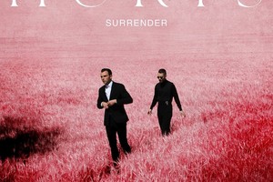 Albumo apžvalga. „Hurts“ „Surrender“