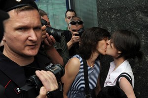 Rusijos komunistai draus homoseksualams net laikytis už rankų