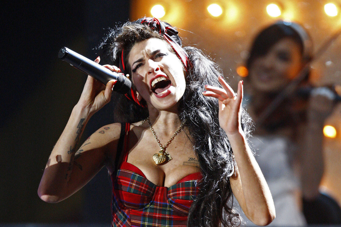 2011-aisiais mirusi A.Winehouse „rungiasi“ dėl geriausios 2015-ųjų britų atlikėjos titulo.<br>Reuters/Scanpix nuotr.