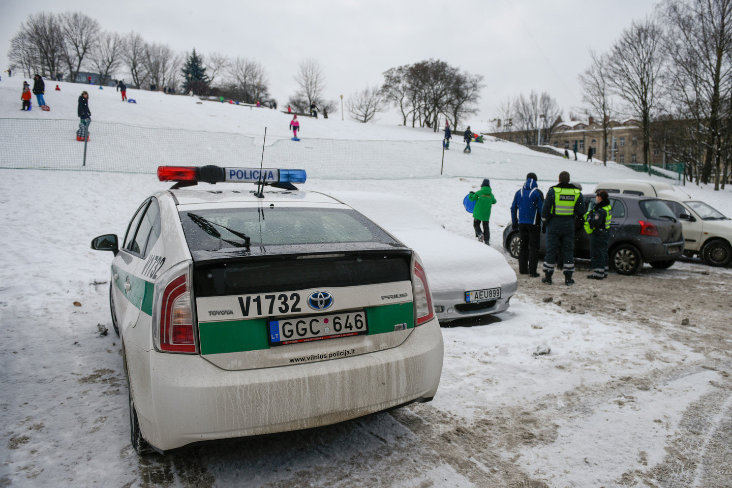 Nuo kalno leisdamasis vaikas atsitrenkė į automobilį.