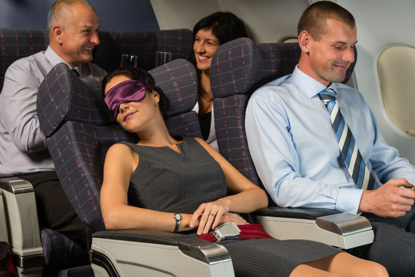 Jei nėra galimybės rinktis pilnai ištiesiamas verslo ar pirmos klasės vietas, daugelis aviakompanijų siūlo ir premium economy vietas.